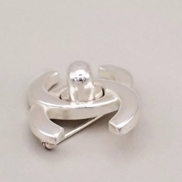 CHANEL CC Logo Turn Lock Pin Brooch 96P Clip-On Silver SHW Vintage authentic - Picture 3 of 8